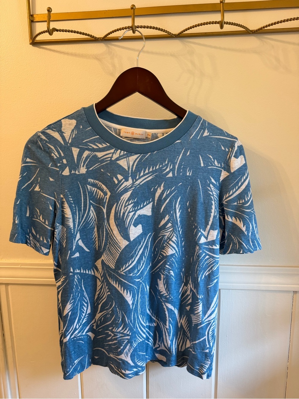 Authentic women’sTory Burch Blue Tropical Print Short Sleeve Top – Size M/Medium